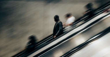 mensen lopen snel op de roltrap