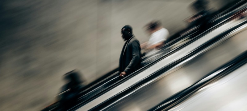 mensen lopen snel op de roltrap