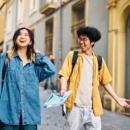 twee vrienden lopen over straat