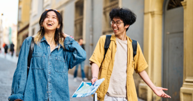 twee vrienden lopen over straat