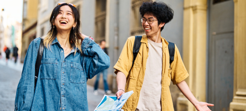 twee vrienden lopen over straat