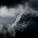donkere wolken die symbool staan voor een pessimistische levenshouding
