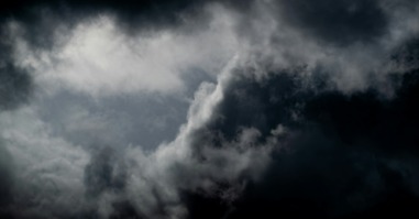 donkere wolken die symbool staan voor een pessimistische levenshouding