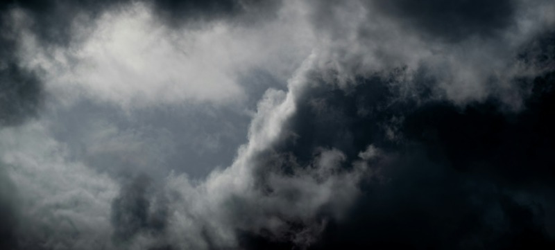 donkere wolken die symbool staan voor een pessimistische levenshouding