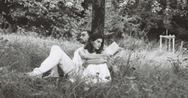 twee mensen in een relatie doen even niks