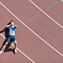 iemand baalt na een tegenslag van verlies na een hardloopwedstrijd