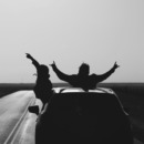 twee mensen in een auto op vakantie