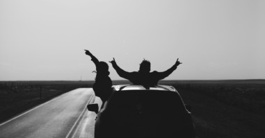 twee mensen in een auto op vakantie