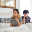 ontevreden koppel in bed als beeld bij artikel over porno kijken