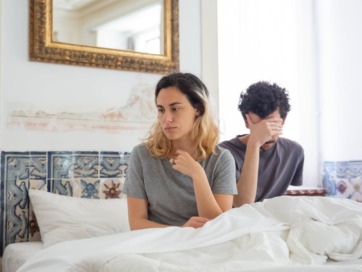 ontevreden koppel in bed als beeld bij artikel over porno kijken