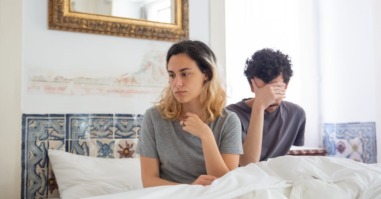 ontevreden koppel in bed als beeld bij artikel over porno kijken