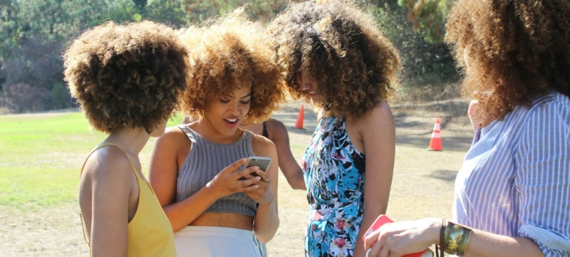 foto van vriendinnen die op elkaar lijken en met elkaar kletsen
