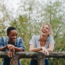twee vrouwen delen hun geluk met elkaar en lachen