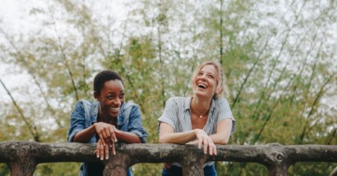 twee vrouwen delen hun geluk met elkaar en lachen