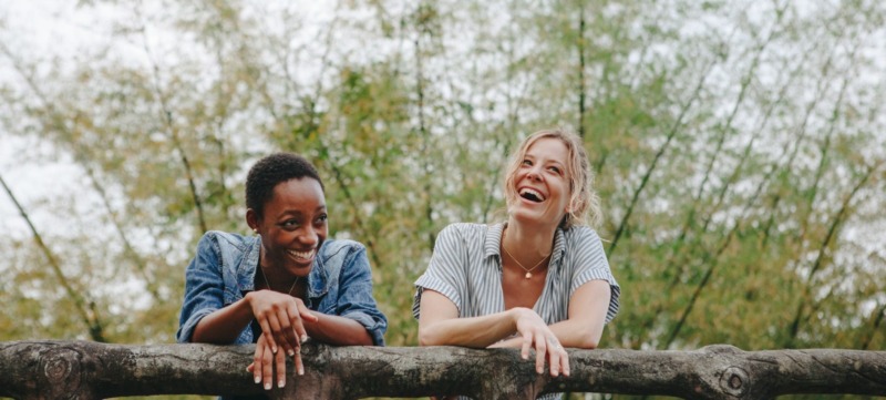 twee vrouwen delen hun geluk met elkaar en lachen