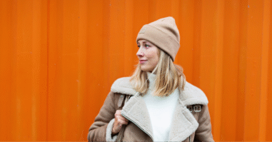 vrouw met een warme muts als illustratie bij een artikel over de winterdip