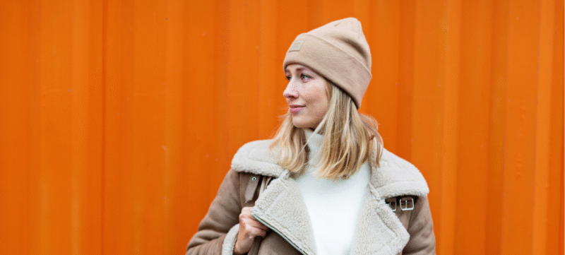 vrouw met een warme muts als illustratie bij een artikel over de winterdip
