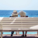 twee oudere vrouwen zitten op een bank