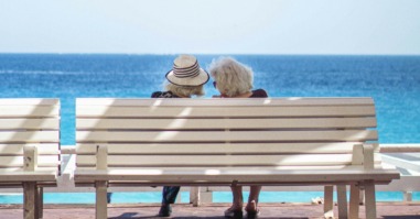 twee oudere vrouwen zitten op een bank