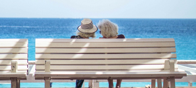 twee oudere vrouwen zitten op een bank