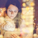 vrouw in een kerstsfeer bij artikel over hooggevoeligheid