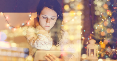 vrouw in een kerstsfeer bij artikel over hooggevoeligheid