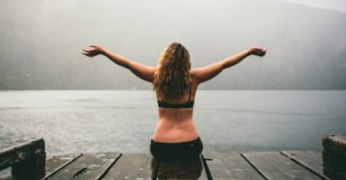 positief lichaamsbeeld, vrouw strekt armen uit