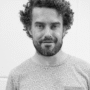 Portretfoto van auteur Dennis Rijnvis