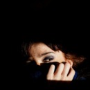 vrouw half belicht als beeld bij artikel over kenmerken borderline