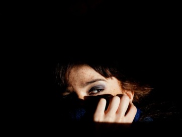vrouw half belicht als beeld bij artikel over kenmerken borderline