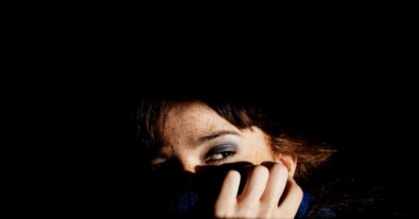 vrouw half belicht als beeld bij artikel over kenmerken borderline