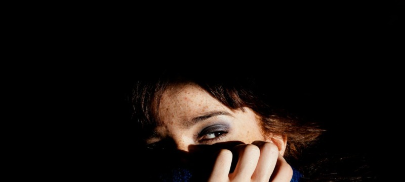 vrouw half belicht als beeld bij artikel over kenmerken borderline