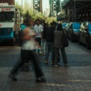 mensen op de straat zijn druk bezig