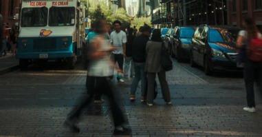 mensen op de straat zijn druk bezig