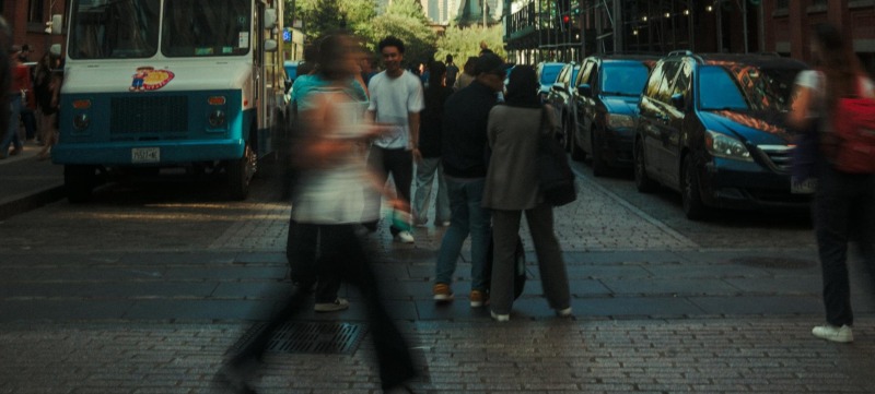 mensen op de straat zijn druk bezig