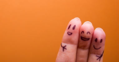 three smiling fingers that are very happy to be friends