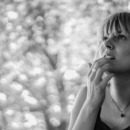 vrouw denkt na over wat ze wil in het leven