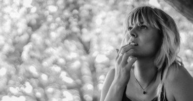 vrouw denkt na over wat ze wil in het leven