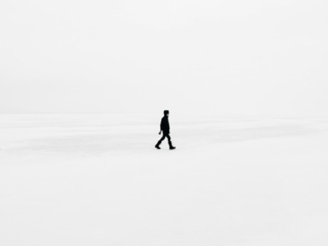 man loopt in een niemandsland als metafoor voor een simpeler leven