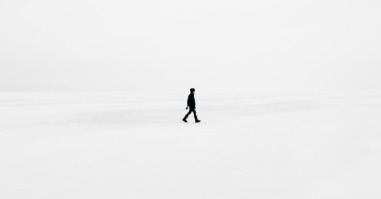 man loopt in een niemandsland als metafoor voor een simpeler leven