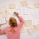 vrouw is gelukkig op werk