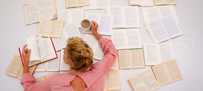 vrouw is gelukkig op werk