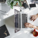 vrouw is aan het werk op haar laptop