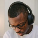 jongen concentreert zich door naar muziek te luisteren
