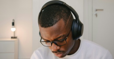 jongen concentreert zich door naar muziek te luisteren