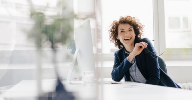 vrouw aan bureau