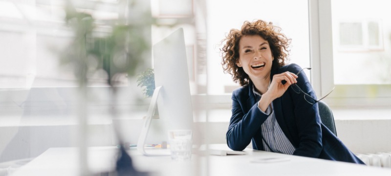 vrouw aan bureau
