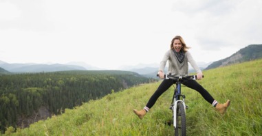 vrouw rijdt op fiets