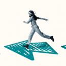 Vrouw rent vooruit over pijlen