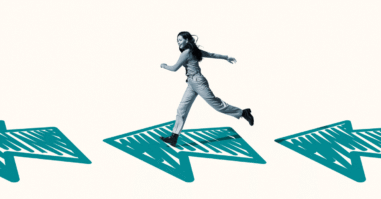 Vrouw rent vooruit over pijlen